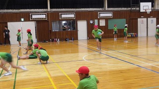 体育館にもいよいよエアコンが入り、快適に運動することができるようになりました