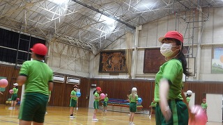 ペアを組み、ボールパス。頭の後ろにボールを構えるイメージを持ちながらペアでパスをします