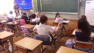 児童会は赤い羽根運動の呼びかけ方を話し合っています