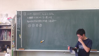 4種類のアイスで3つの組み合わせを何通り作れるかを考えます