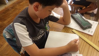 表にしたり、樹形図にしたり子供たちは各々に試行錯誤して答えを導きだそうとしています