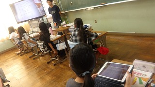 子供たちは自身のノートをタブレットで撮影し大画面に飛ばすことで考えを皆に共有していました