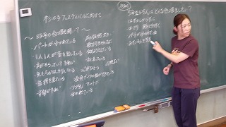 担任は、子供たちから昨年の合唱を聞いた上で感想や気づきをあげさせ、どんな合唱をしたいかビジョンをアウトプットしていきます