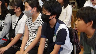 候補となる3曲に集中して耳を澄まし、5年生の思いに合った曲を選びます