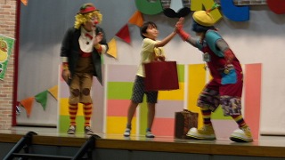 ピエロに選ばれた子供たちもエスカレーターなどのパフォーマンスを体験します