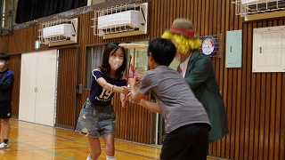 回転する皿をリレーしていきます