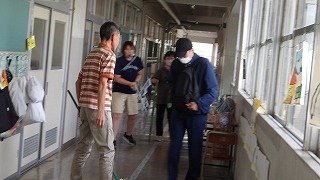 船橋警察署員の方に不審者役をしていただき、現実的に起こりうる出来事を想定しながら対応していきます