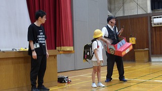 警察署員の方より、不審者にあったらどう対応するか具体的に教えていただきました