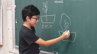 植物が酸素を作るのだろうかという課題を確かめるために、子供たちがどんな実験をしたらよいか考えを共有します
