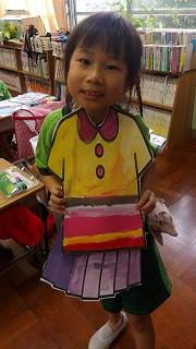 上下の洋服をカラフルに仕上げ、ファッションショー!