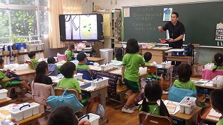 赤、青、黄の原色の配分を調整し、緑や紫、橙など様々な色を作り出します
