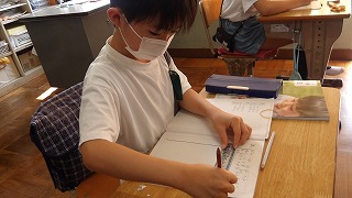 ゴムの伸ばし方によって物の動き方はどのように変わるか、各自予想をノートに書きだします