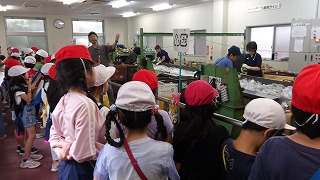人の手によって仕訳ける大変さから、自身のごみの出し方でできることを考えさせられます