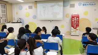 映像から工場の歴史や工程を学びます