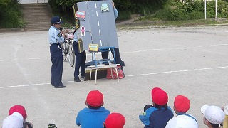 市民交通安全指導員の方に、後方確認の仕方などを教えていただきます