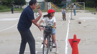 4年生は実際に自転車に乗り、安全確認をしながらカーブや停止を体験しました