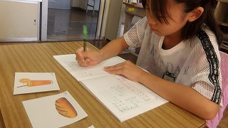 まずは自力解決。2つの式やカッコを使う計算の仕方などノートに考えを書いていきます