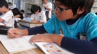 「修学旅行の夜」という子供たちには旬な題材。担任から自由とは何か問われると、家に一人でいるとき、好きなゲームをしているとき、絵を描いているときなどがあげられました