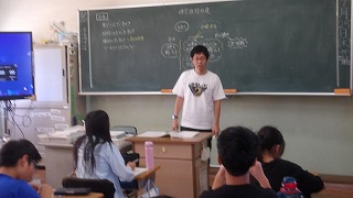 担任は物語の出来事を図示化して、時間の経過や関係性の見える化を行いました