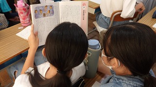 子供たちは、担任の問いから「自由」と「自分勝手」の境界線に注目し自分なりの意見を持ち共有しあいました