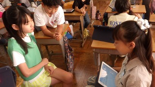 1組では、話を深掘りし相手が答えやすい質問をすること、また沈黙を恐れず相槌を打ちながら相手の話を遮らずに聞く姿が見られました