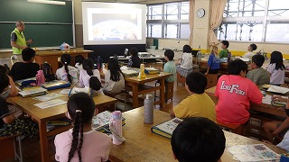 市の環境課の方等に講師においでいただき、地球温暖化についてお話しいただきました
