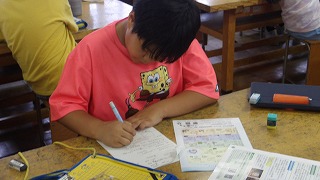 SDGｓにも繋げ、子供たちはプリントやタブレットなど自分にとって最適な記録方法を選びまとめていきました
