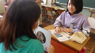 ペアで本を選んだ理由と押しポイントを紹介しあいます。伝える技術だけでなく、共感する姿勢も重視されます
