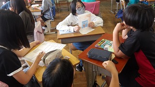 次はグループになり、他己紹介的にペアの本を紹介。相手の情報を整理して伝える難しさと、傾聴の重要性を体験しました。