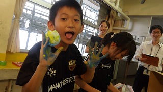 紙粘土に絵の具を混ぜ、色の変化やグラデーションを楽しみながら、思い思いの作品に近づけていきます