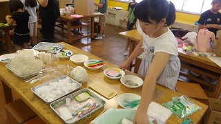 紙粘土、グルーガン、タコ糸、折り紙、自然物など多様な材料による場づくり。子供たちの創造が広がります