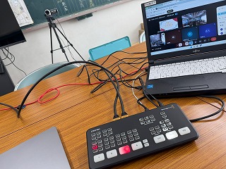 校長室から配信します