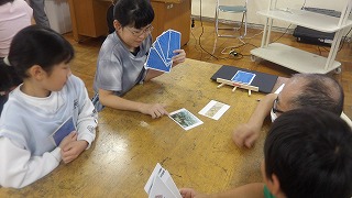 グループで協働して物語づくりをしながら、創造したストーリーを肯定的にとらえます