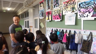 校内夢アート展の展示作品を鑑賞