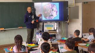 教室ではお面づくり。子供たちは想像力を働かせ、楽しいお面作りに挑戦しています