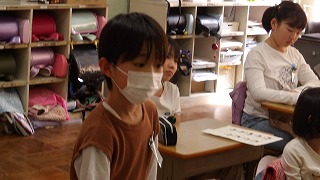 いじめには、加害者や被害者だけの関係でなく、傍観者も関係することを理解していきます