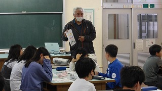 高根・金杉台在宅介護支援センターの方を講師に、映像を視聴しながら学んでいきます