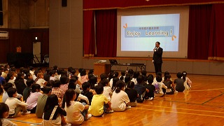 まずは「Enjoy Learning!」の掛け声ではじまります