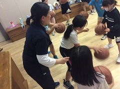 女子バスケットボール部体験の様子