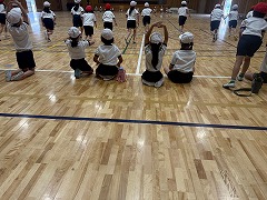 判定する児童たち