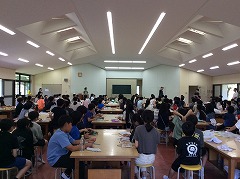 説明を聞く子供たち