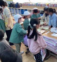 配膳の仕方を教える様子