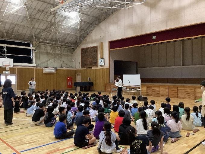 演奏に聞き入っている様子