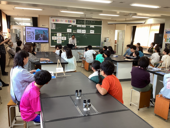 【見方や感じ方の説明を聞く様子】