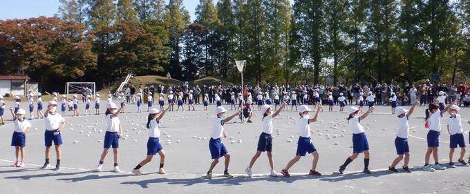 低学年玉入れ