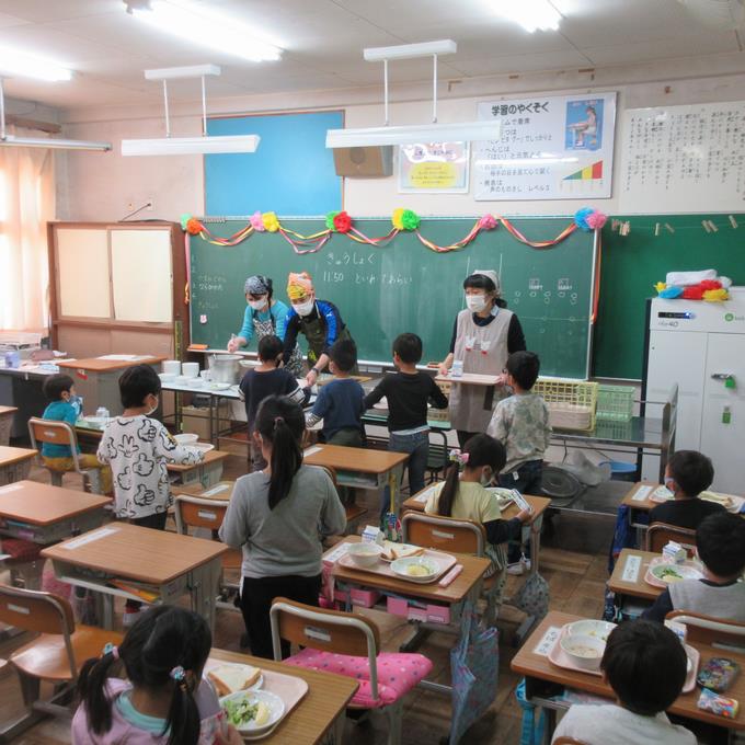 1年1組配膳中