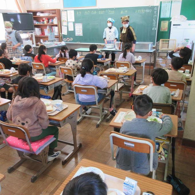 1年2組配膳中