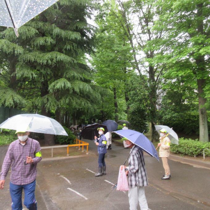 雨の中での見守り