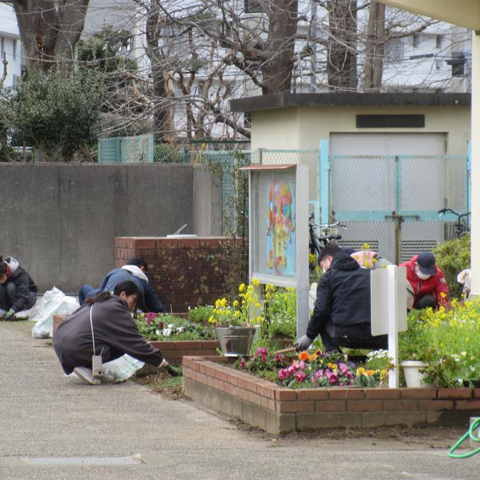 花壇の手入れ