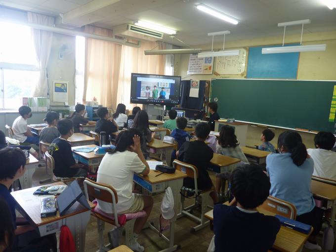 6年生も真剣に聞いています